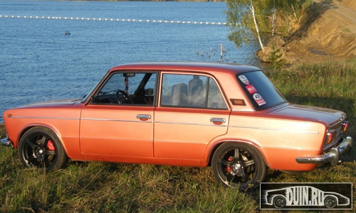 ВАЗ 2103 Абрикос 102, серебристо-светло оранжевый металлик, вид сбоку, черное литье